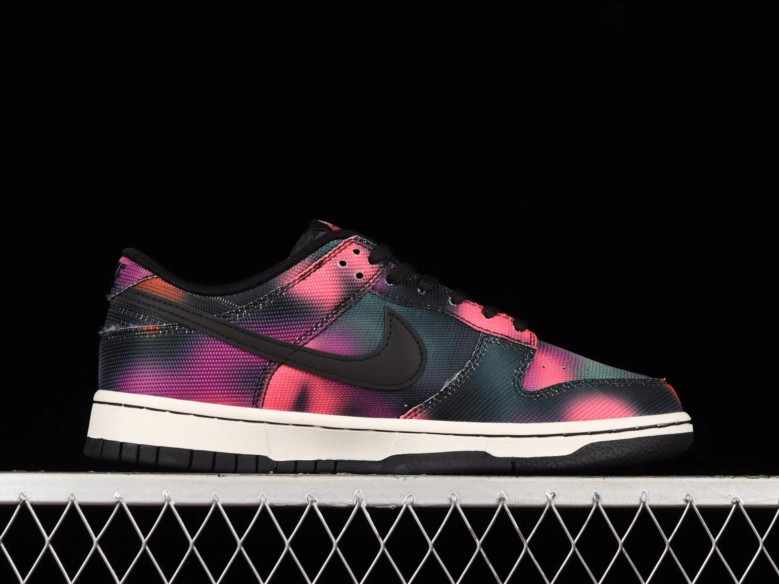 All Categories Nk SB Dunk Series Nk SB Dunk Low Low-top sneakers F version Nk Dunk Low "Graffiti" Street graffiti Black and purple tie-dye SB low-top sports and leisure sneakers DM0108-002